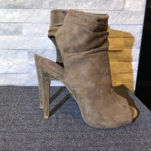 Sexy chic zip up ankle heel ! 😍